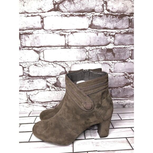 Clarks Active Brown Suede Leather Side Zip Heel Booties Boots Women Sz 6M US/37 - Picture 1 of 16